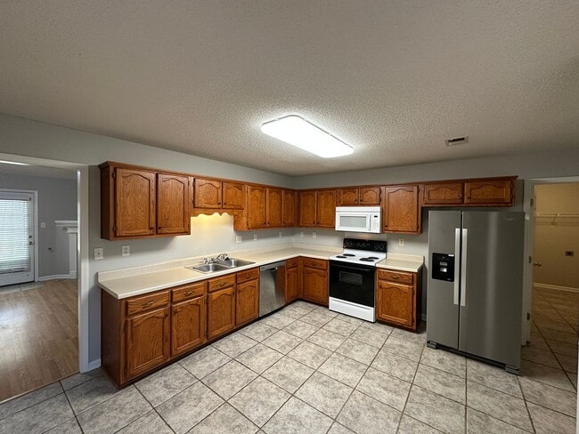 Building Photo - Immaculate in Beautiful Braybourne! 3 BR/ ...