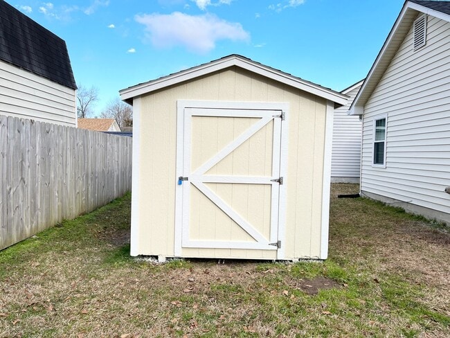 Building Photo - 209 Oakwood Ln