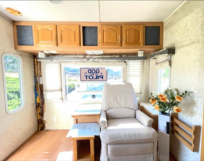 Foto del edificio - 1 E Middlefield Rd