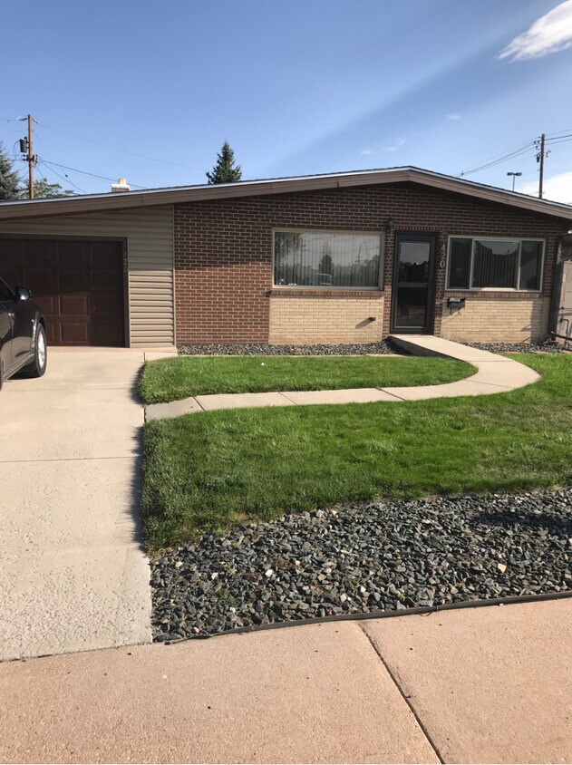 Foto principal - 420 E Carlson St
