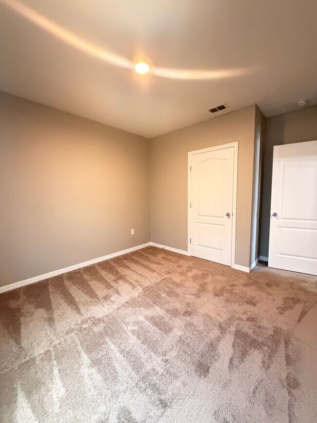 Building Photo - 4 Bedroom, 2 bathroom, spacious home in Winter Haven ...