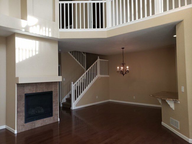 Building Photo - AVAILABLE NOW Nice Townhome 2 Car Garage