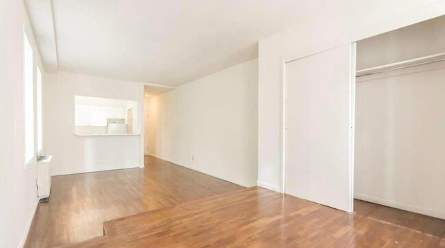 Foto principal - 221 E 33rd St