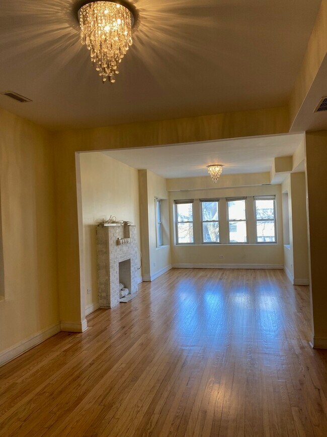 Building Photo - 6327 N Francisco Ave