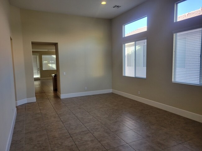 Building Photo - Single story home in gated community!