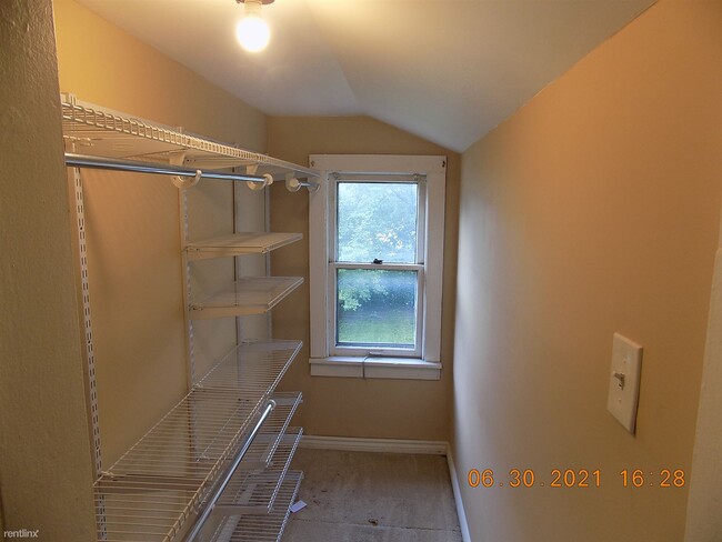 Building Photo - Studio, 1 bath Duplex - 461 Silman St
