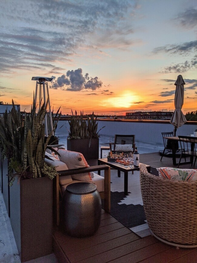 Foto del edificio - 2817 N Oakley Ave