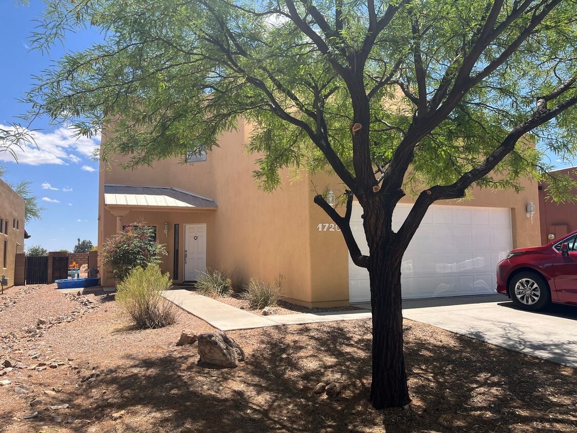 Primary Photo - Large 4 bedroom home