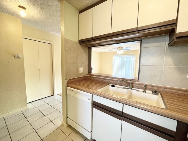 Photo - 800 W Collins St Townhome