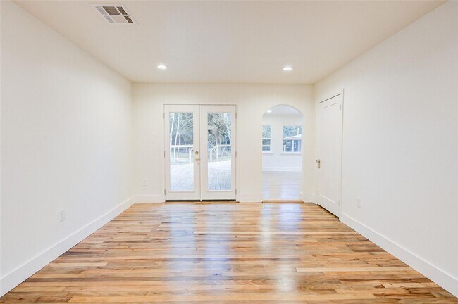 Building Photo - Beautifully Remodeled 3 Bed / 2.5 Bath w/ ...