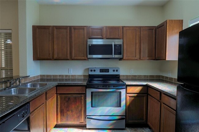 Building Photo - 6810 Deatonhill Dr