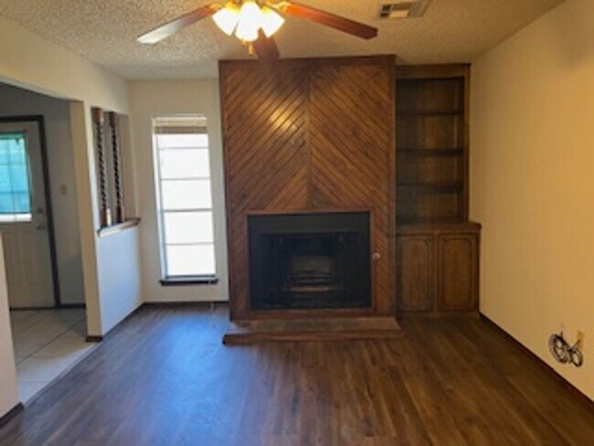 Building Photo - Hot Rental