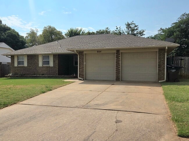 Photo - 904 E Hills Dr (Moore, OK) House