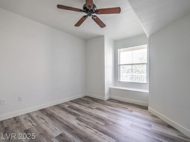 Foto del edificio - 10001 Peace Way