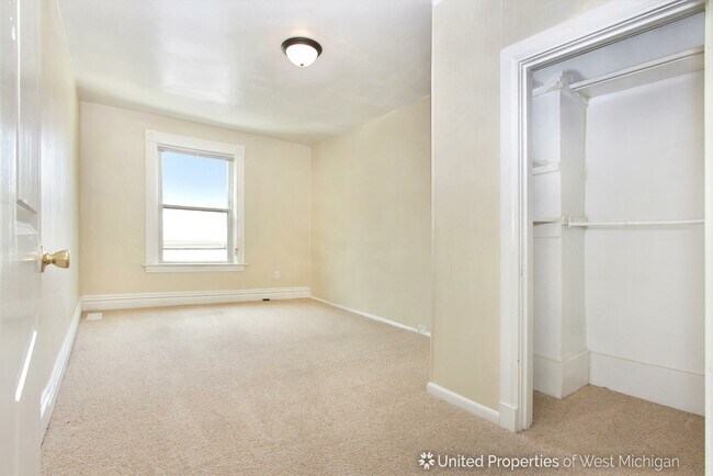 Building Photo - 27 Colfax St NE