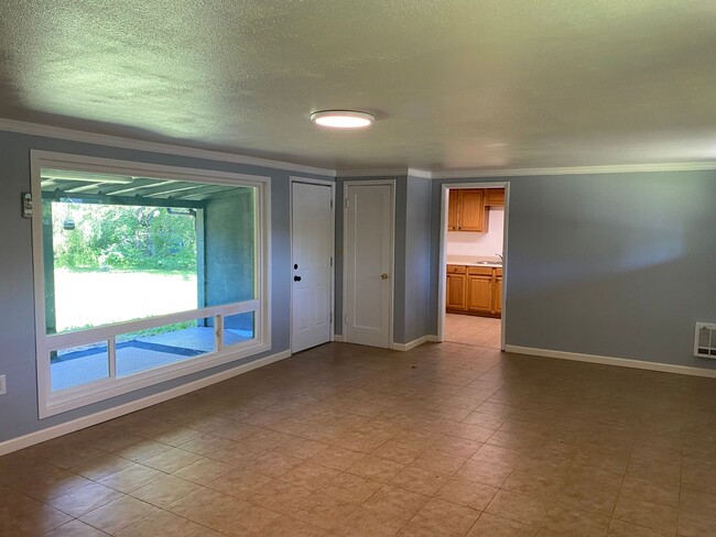 Building Photo - Fresh and bright!! 3 bedroom, 1 bath on la...
