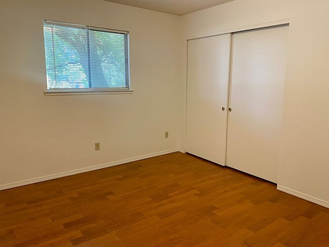 Building Photo - 2 bed 1 bath Duplex - Water/Sewer and Garb...