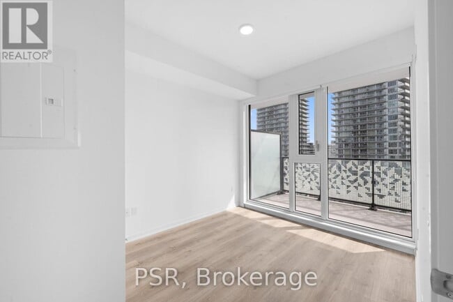 Building Photo - 101 Roehampton Ave