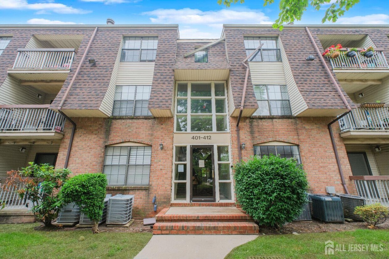 Foto principal - 402 Hidden Village Dr