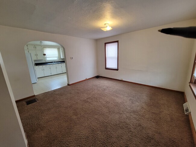 Building Photo - 1115 6th St E