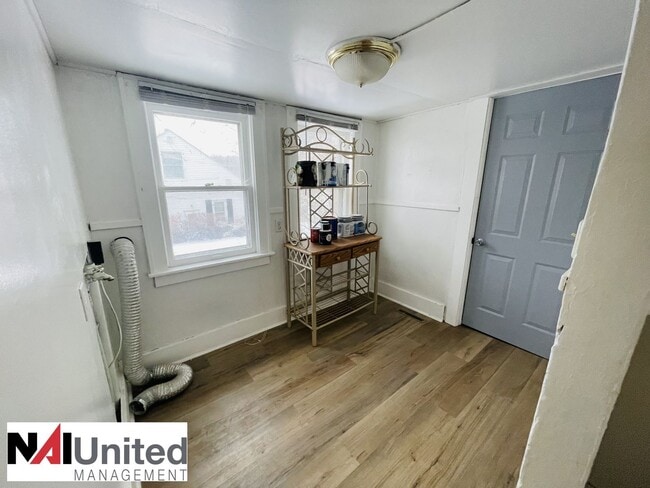 Building Photo - Three bedroom, one bathroom home for rent