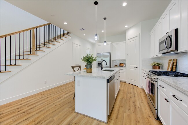 Building Photo - 2708 Noble St