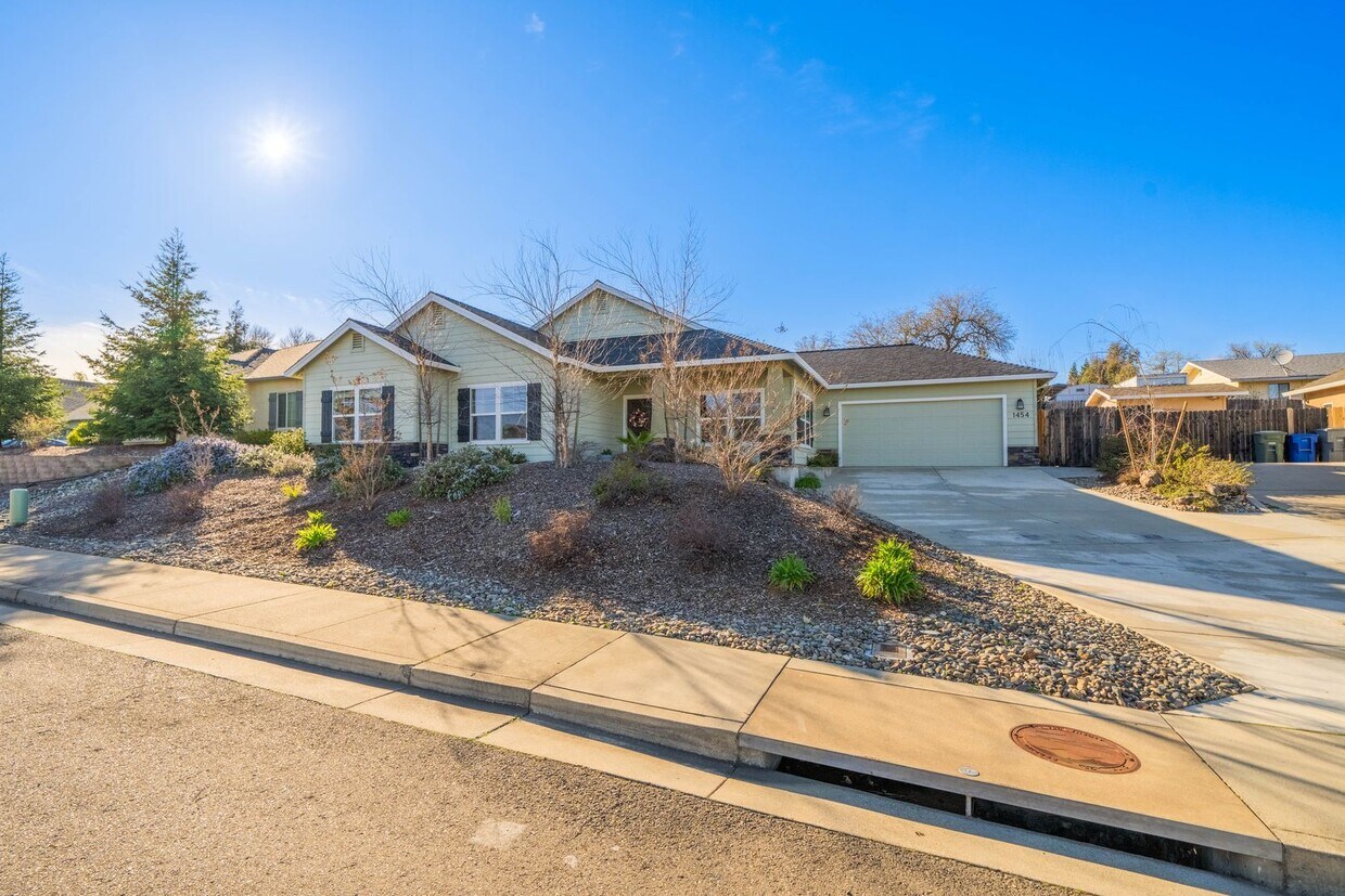 Foto principal - 3-bedroom, 2-bathroom home in great neighb...