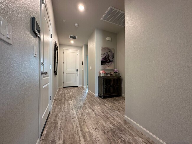 Building Photo - Beautiful 3 Bedroom, 2 Bath Home With SOLA...