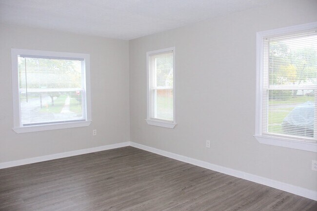 Building Photo - Cute Cozy Home