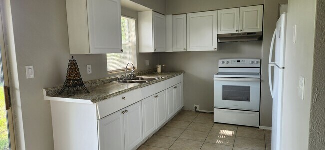 Building Photo - 3 bedroom 1.5 bath