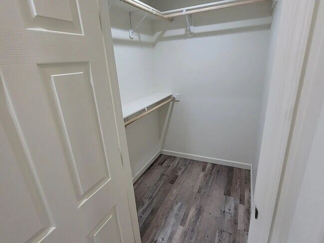 Foto del edificio - Freshly painted home, LVP flooring, close to schools, park, and shopping. Quiet neighborhood near...