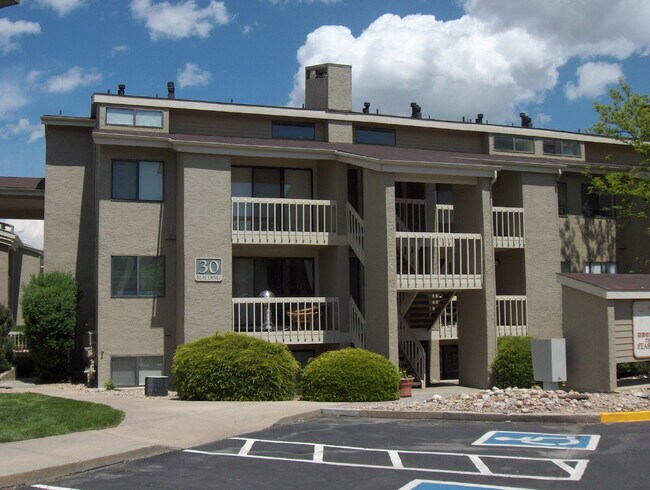Building Photo - "Charming 2-Bed, 2-Bath Condo Retreat in B...