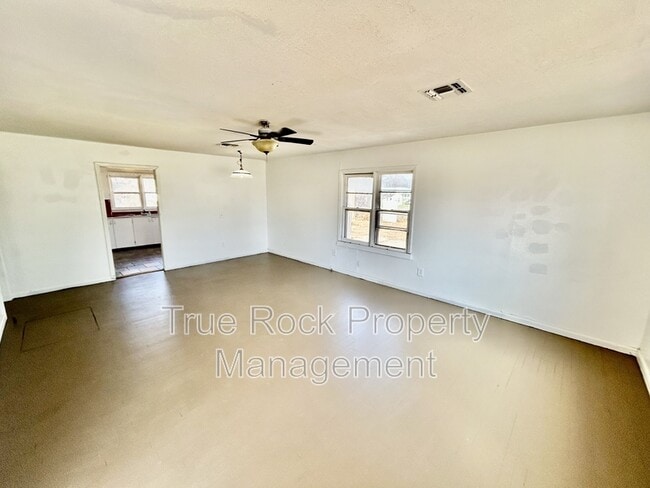 Building Photo - 300 E Main St