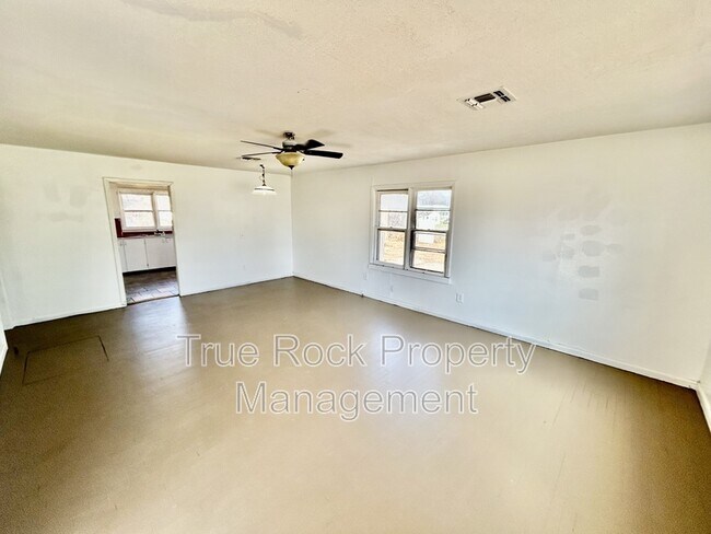 Foto del edificio - 300 E Main St