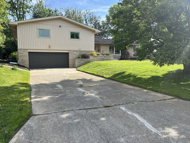 Building Photo - 2740 Sonata Dr