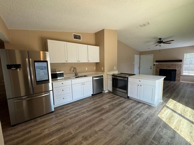 MOVE IN READY 3/2 LOCATED INSIDE 1604/CULE... - MOVE IN READY 3/2 LOCATED INSIDE 1604/CULE... House