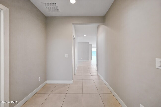 Foto del edificio - 24139 W Hess Ave