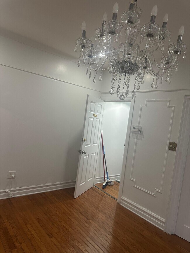 Entrada al salón desde las escaleras - 157 E 40th St