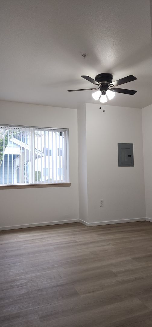 Building Photo - Don’t Miss Out $300.00 Off 1st Month's rent!
