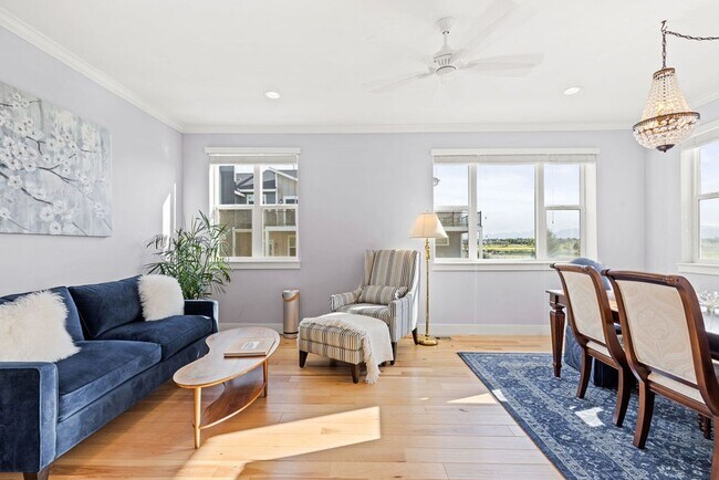 Foto del edificio - Beautiful 6 Bed/4.25 Bath Townhome with Mo...