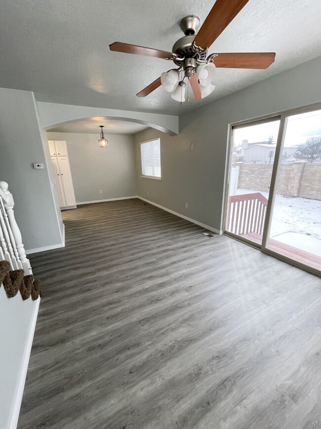 Building Photo - 12218 S Madison View Dr