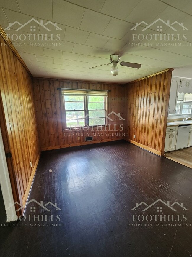 Building Photo - Classic 3-Bedroom Home in Downtown Anderso...