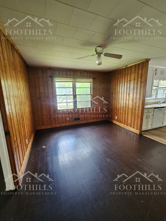 Foto del edificio - Classic 3-Bedroom Home in Downtown Anderso...