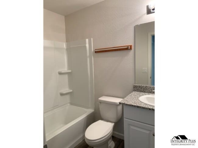 Building Photo - 4 bedroom 3 bath