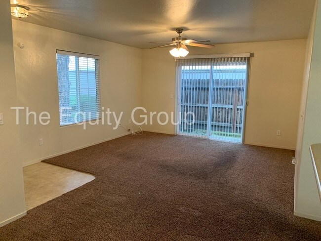 Foto del edificio - Back unit available in Paseo Del Lago!