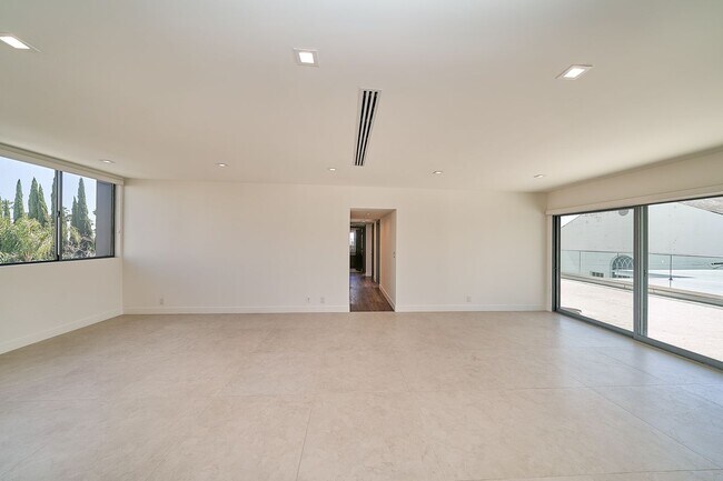 Building Photo - 145 S Maple Dr