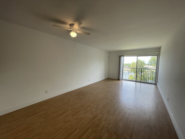 Foto del edificio - 8560 Sherman Cir N