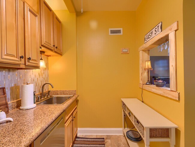 Building Photo - Fully Furnished Luxury Condo with Breathta...