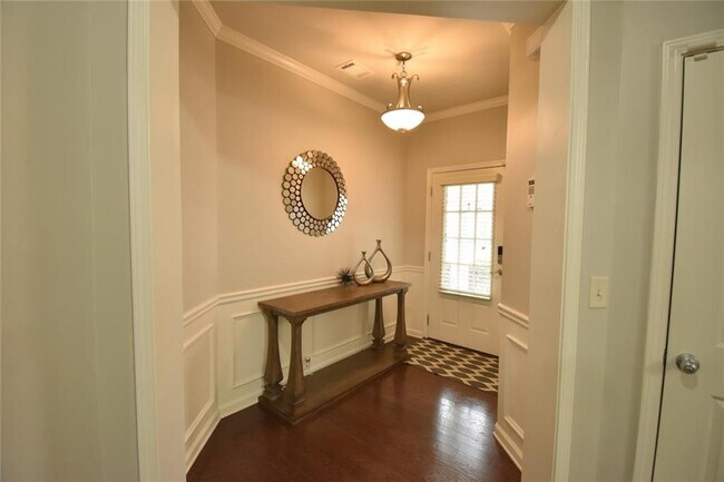 Foto del edificio - 5115 Breezewood Cir