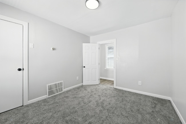 Building Photo - 118 Parkdale Ave